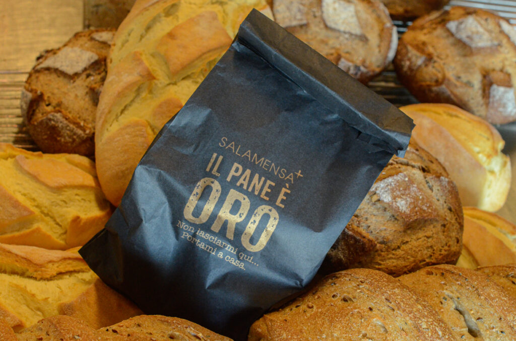 Sacchetto di pane Salamensa da asporto, realizzato artigianalmente nei laboratori a vista