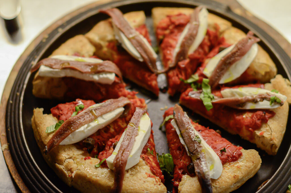 Pizza alle acciughe salamensa