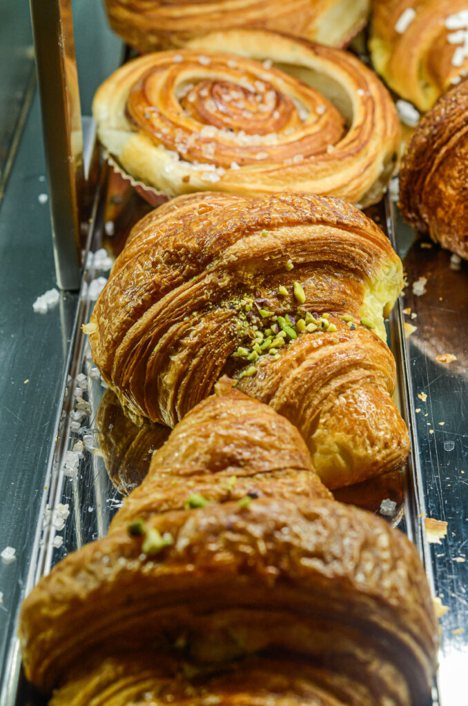 cornetti al pistacchio realizzati artigianalmente nei laboratori a vista di Salamensa